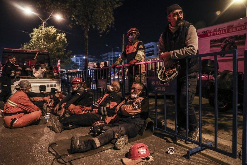 İzmir'de arama kurtarma ekiplerinin zorlu mesaisi