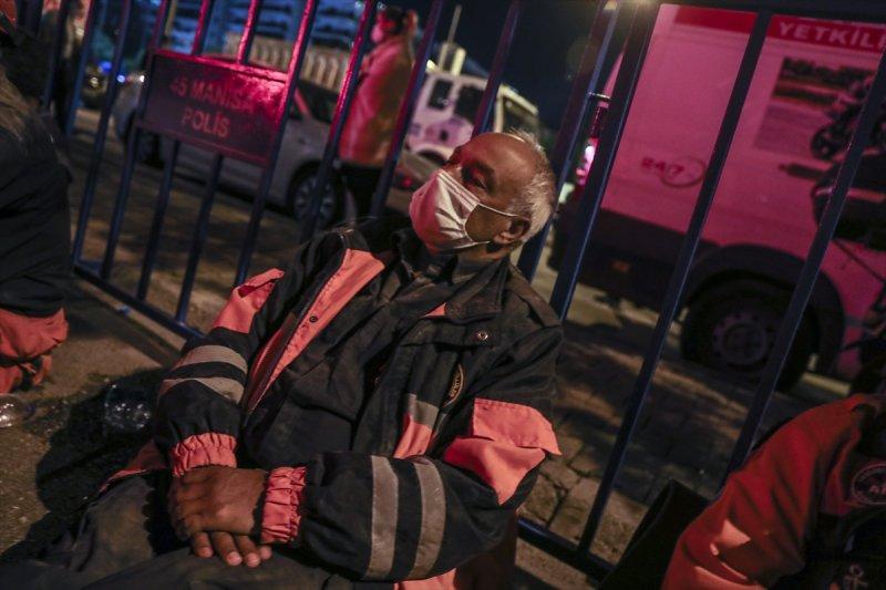 İzmir'de arama kurtarma ekiplerinin zorlu mesaisi