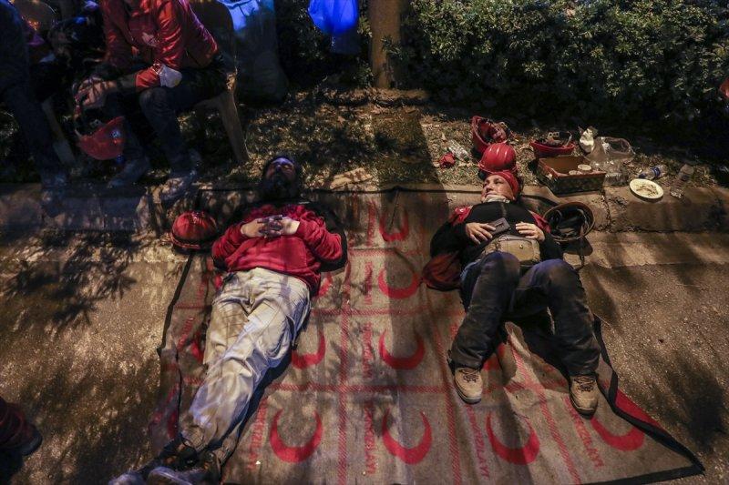 İzmir'de arama kurtarma ekiplerinin zorlu mesaisi