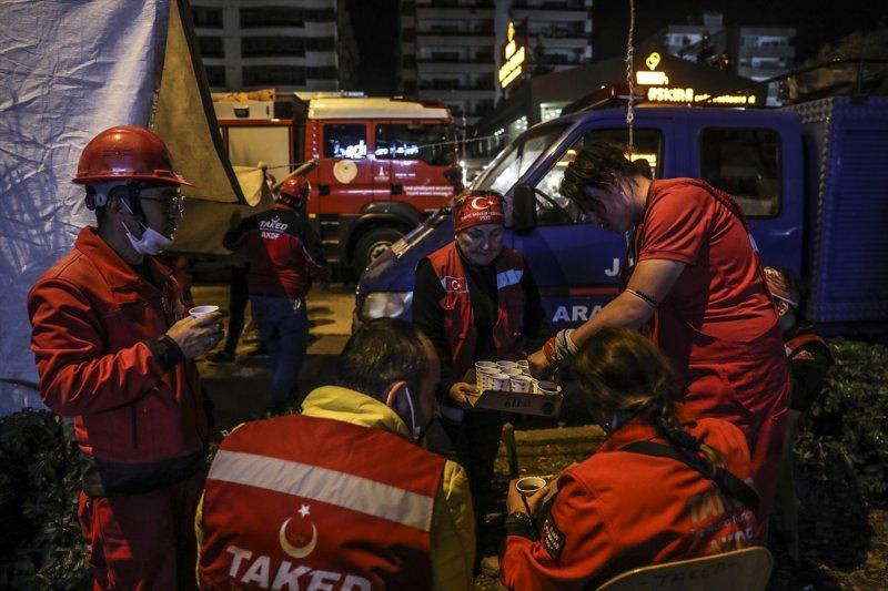 İzmir'de arama kurtarma ekiplerinin zorlu mesaisi