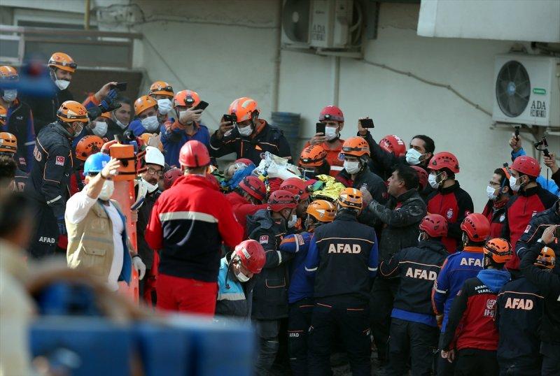 İzmir'deki depremde 91'inci saatte gelen mucize: Ayda bebek