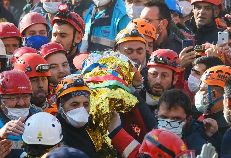 İzmir'deki depremde 91'inci saatte gelen mucize: Ayda bebek