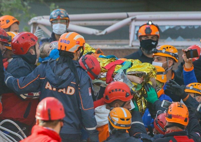 İzmir'deki depremde 91'inci saatte gelen mucize: Ayda bebek