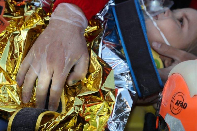 İzmir'deki depremde 91'inci saatte gelen mucize: Ayda bebek