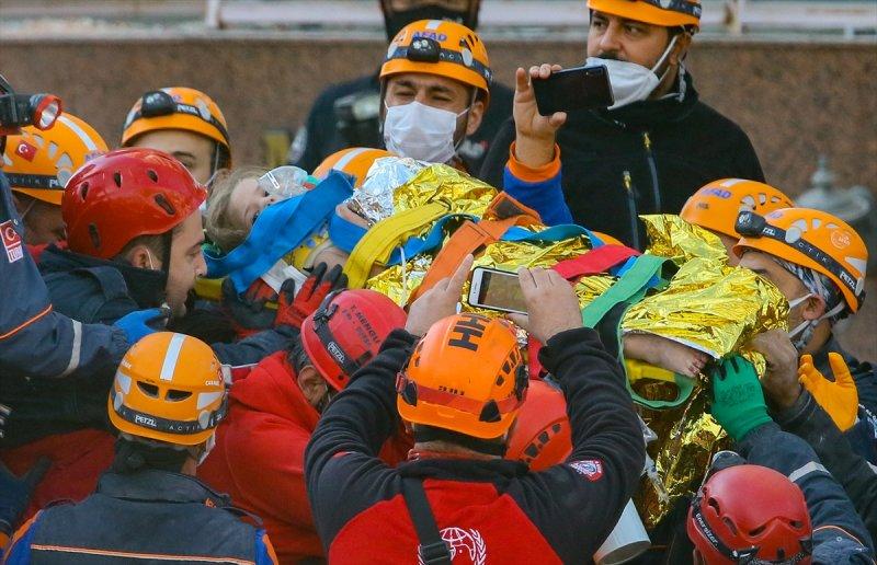 İzmir'deki depremde 91'inci saatte gelen mucize: Ayda bebek