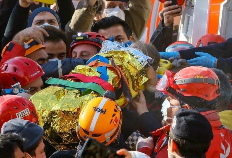 İzmir'deki depremde 91'inci saatte gelen mucize: Ayda bebek
