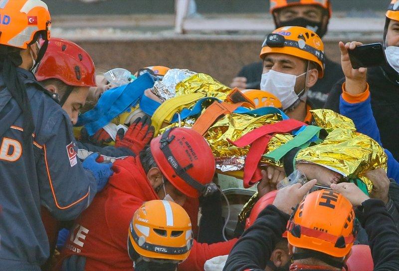 İzmir'deki depremde 91'inci saatte gelen mucize: Ayda bebek