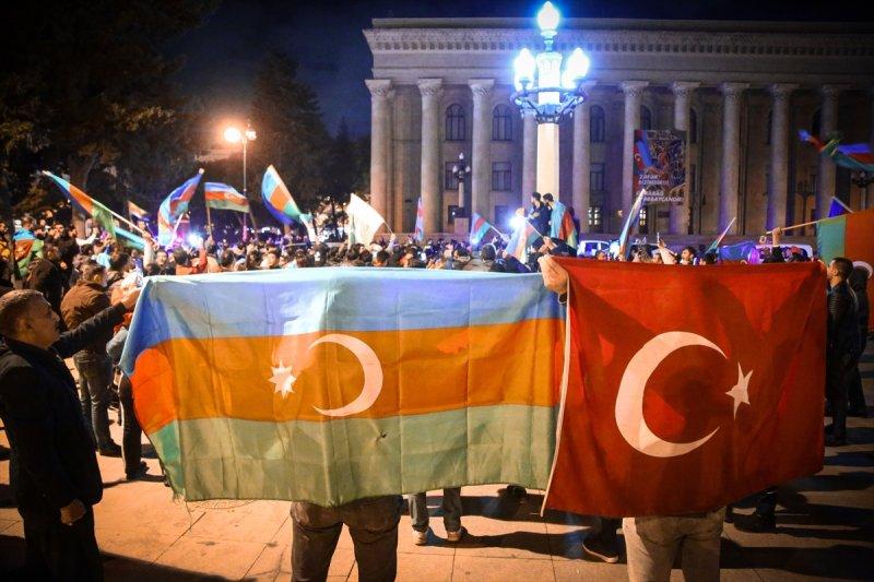 Azerbaycan'da Karabağ zaferi sevinci