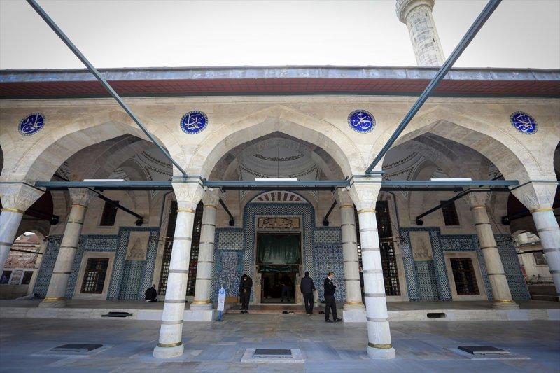 Restorasyonu tamamlanan Rüstem Paşa Camisi, ibadete açıldı