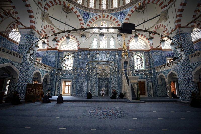 Restorasyonu tamamlanan Rüstem Paşa Camisi, ibadete açıldı