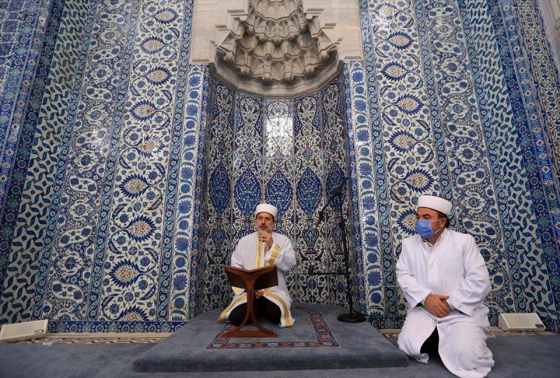 Restorasyonu tamamlanan Rüstem Paşa Camisi, ibadete açıldı