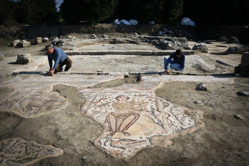 Hatay'da bahçesinde bulduğu kilisenin kazılarına gönüllü oldu