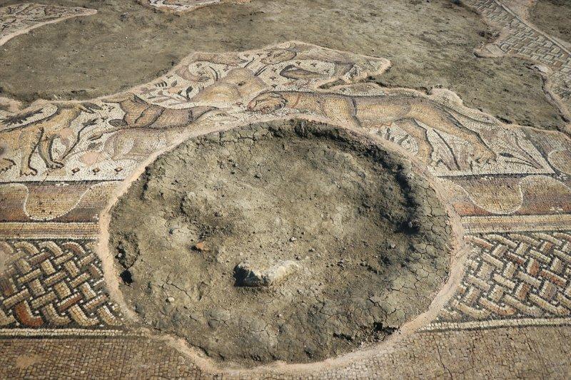 Hatay'da bahçesinde bulduğu kilisenin kazılarına gönüllü oldu