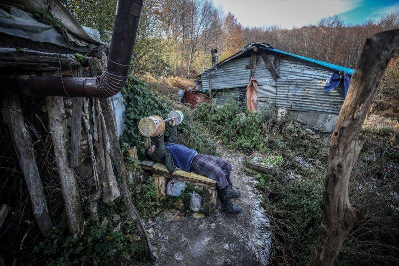 Uludağ'da 7 yıldır teknolojiden uzak yaşayan maratoncu