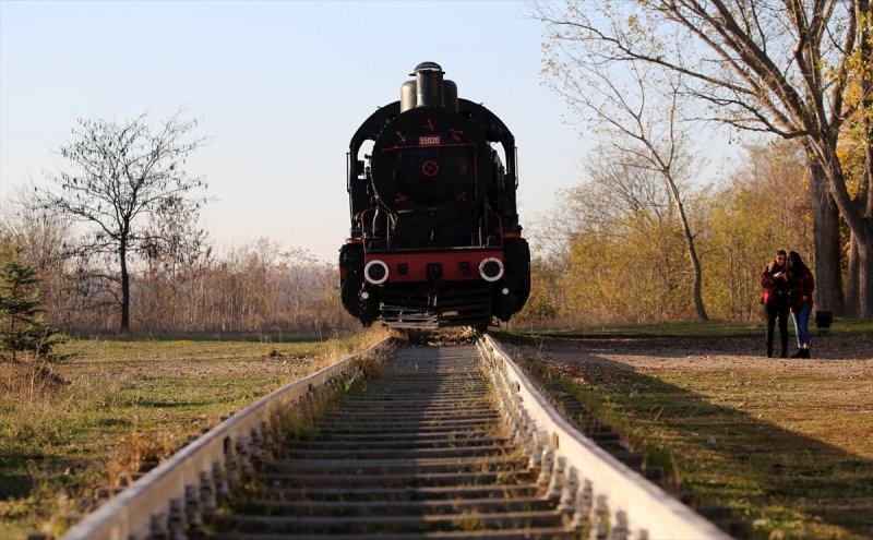 Edirne'de eski tren garı, hazan mevsiminde de fotoğrafçıları cezbediyor