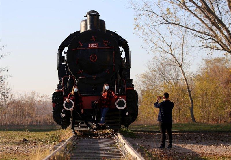 Edirne'de eski tren garı, hazan mevsiminde de fotoğrafçıları cezbediyor