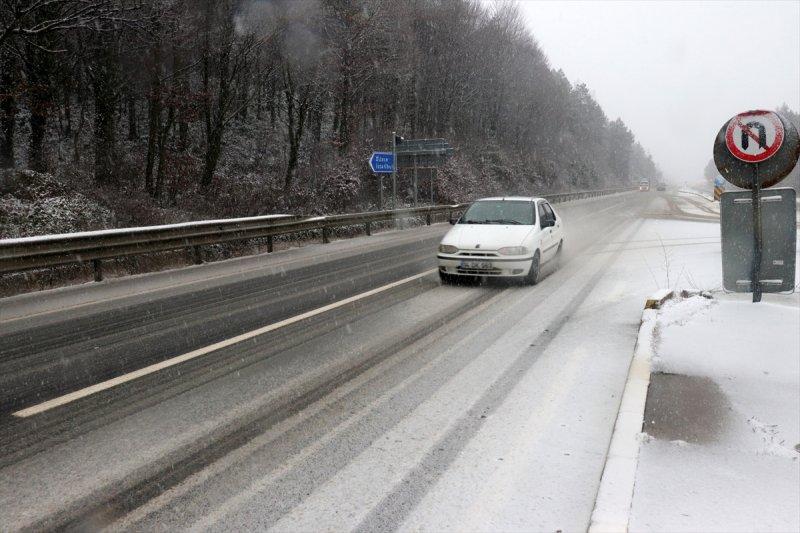 Bolu Dağı'nda kar yağışı