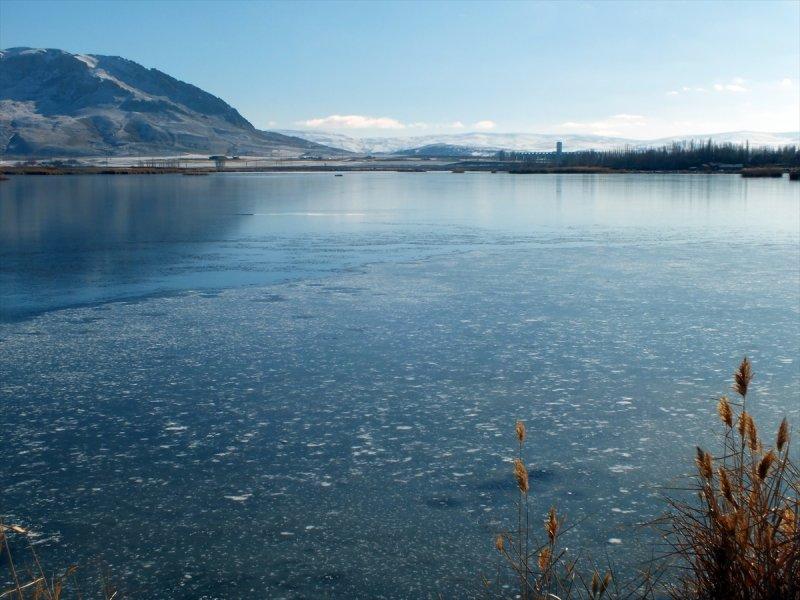 Ulaş Gölü'nün yüzeyi buz tuttu