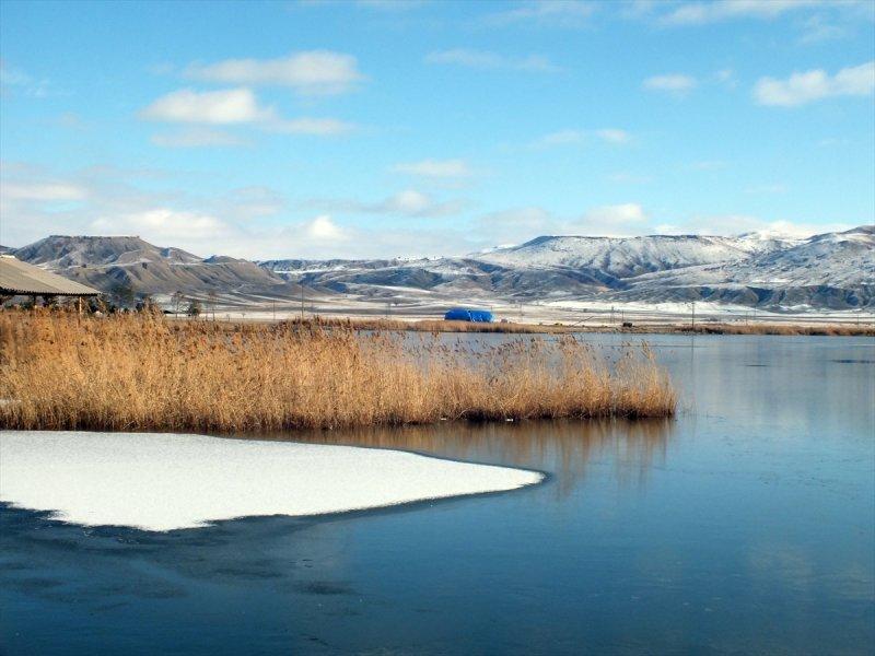 Ulaş Gölü'nün yüzeyi buz tuttu