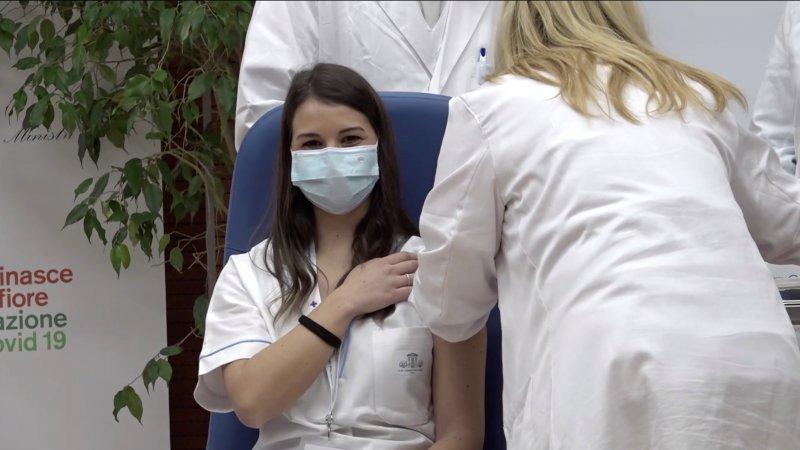 Avrupa'da koronavirüse karşı aşılama başladı