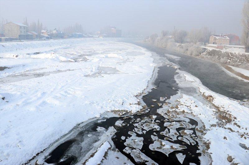 Doğu'da dondurucu soğuklar etkisini gösterdi