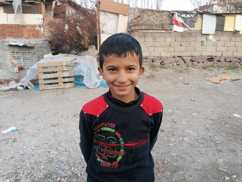 Ankara'da göçmen çocuklar için saç kesimi etkinliği