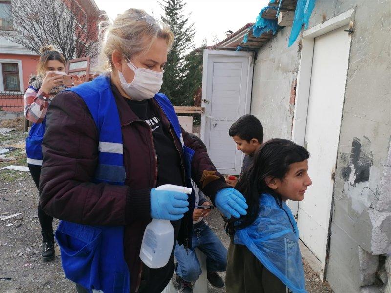 Ankara'da göçmen çocuklar için saç kesimi etkinliği
