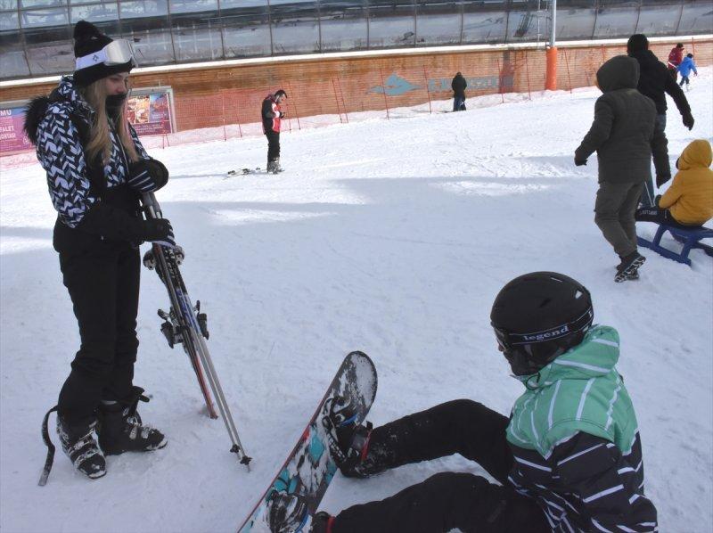 Yabancı turistler Palandöken'de kayağın keyfini çıkarıyor