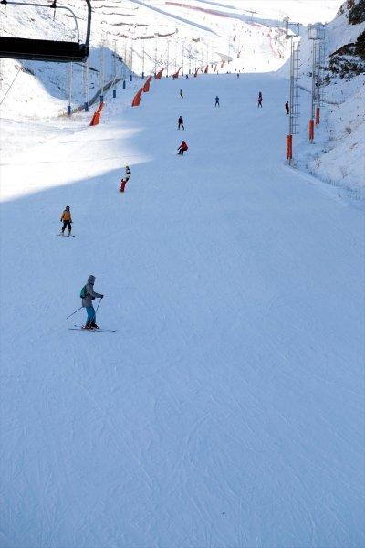 Yabancı turistler Palandöken'de kayağın keyfini çıkarıyor