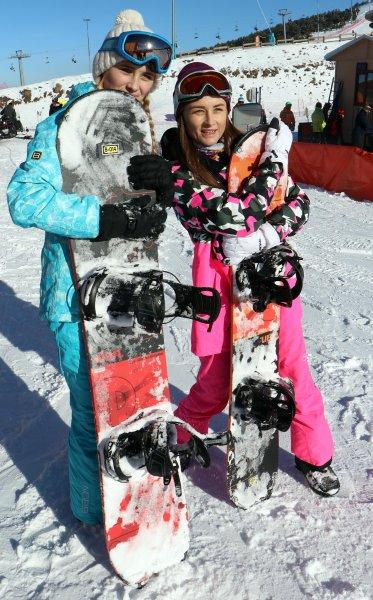 Yabancı turistler Palandöken'de kayağın keyfini çıkarıyor