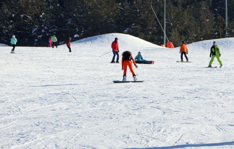 Yabancı turistler Palandöken'de kayağın keyfini çıkarıyor