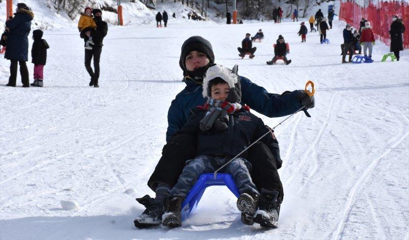 Yabancı turistler Palandöken'de kayağın keyfini çıkarıyor