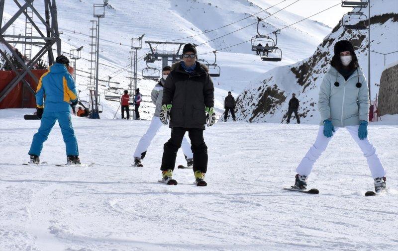 Yabancı turistler Palandöken'de kayağın keyfini çıkarıyor