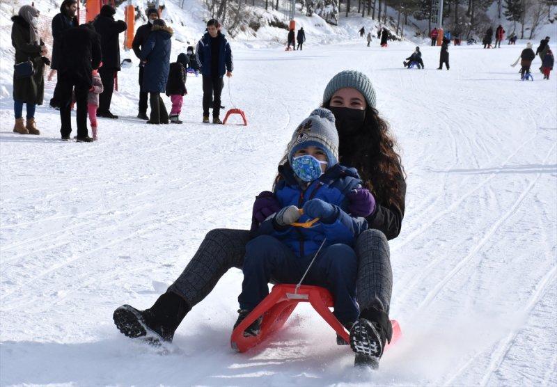 Yabancı turistler Palandöken'de kayağın keyfini çıkarıyor
