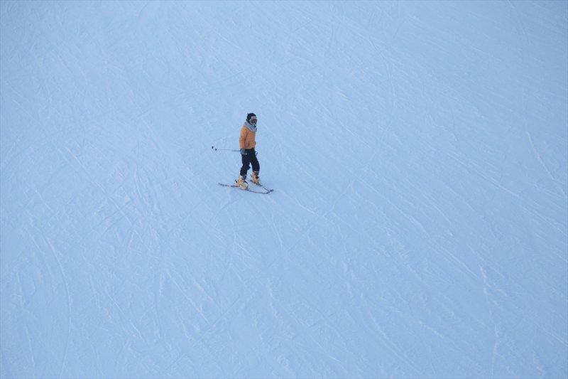 Yabancı turistler Palandöken'de kayağın keyfini çıkarıyor