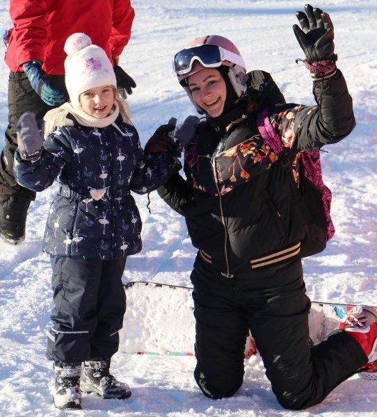 Yabancı turistler Palandöken'de kayağın keyfini çıkarıyor