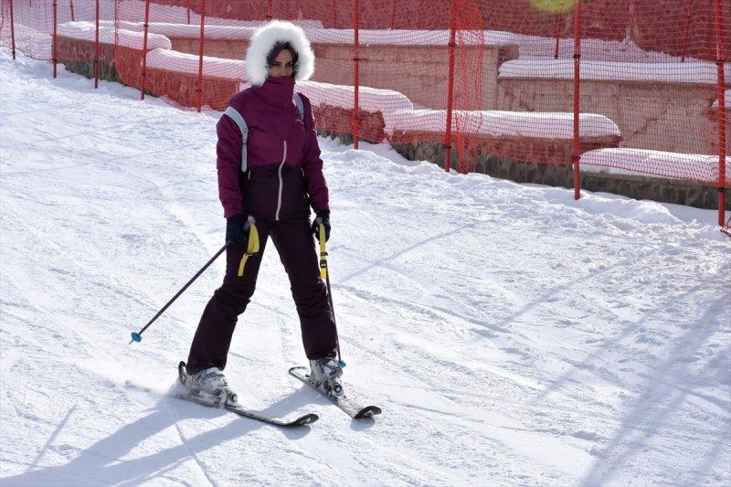 Yabancı turistler Palandöken'de kayağın keyfini çıkarıyor