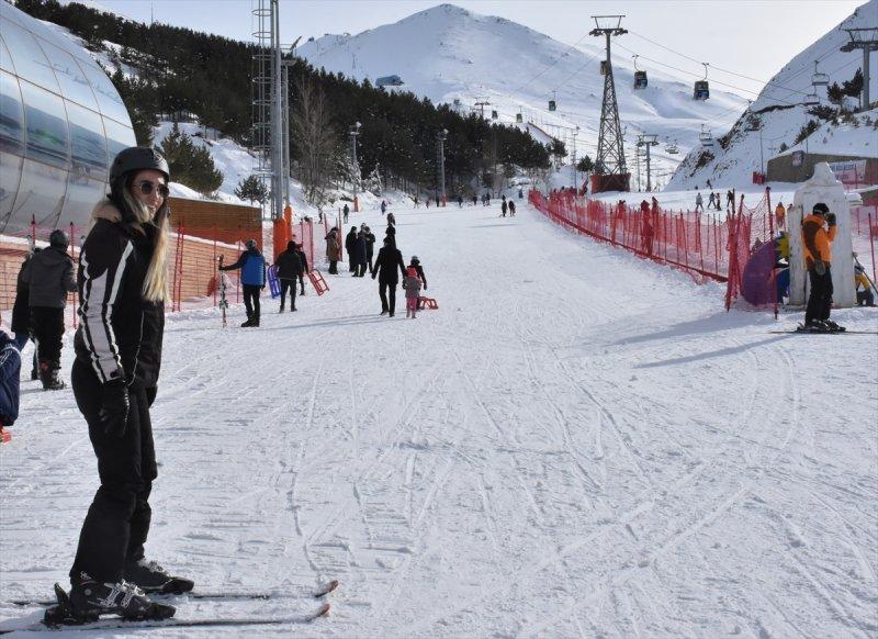 Yabancı turistler Palandöken'de kayağın keyfini çıkarıyor