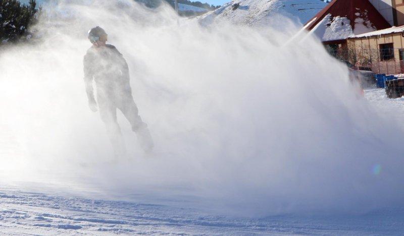 Yabancı turistler Palandöken'de kayağın keyfini çıkarıyor