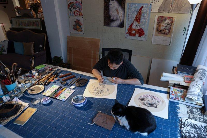 Çinli sanatçı, yerleştiği İstanbul'da Türk-İslam motifleri ile Çin sanatını sentezliyor