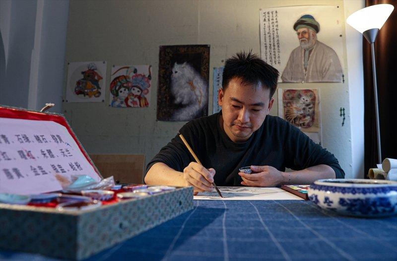 Çinli sanatçı, yerleştiği İstanbul'da Türk-İslam motifleri ile Çin sanatını sentezliyor