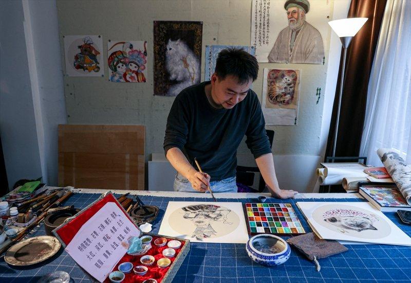 Çinli sanatçı, yerleştiği İstanbul'da Türk-İslam motifleri ile Çin sanatını sentezliyor