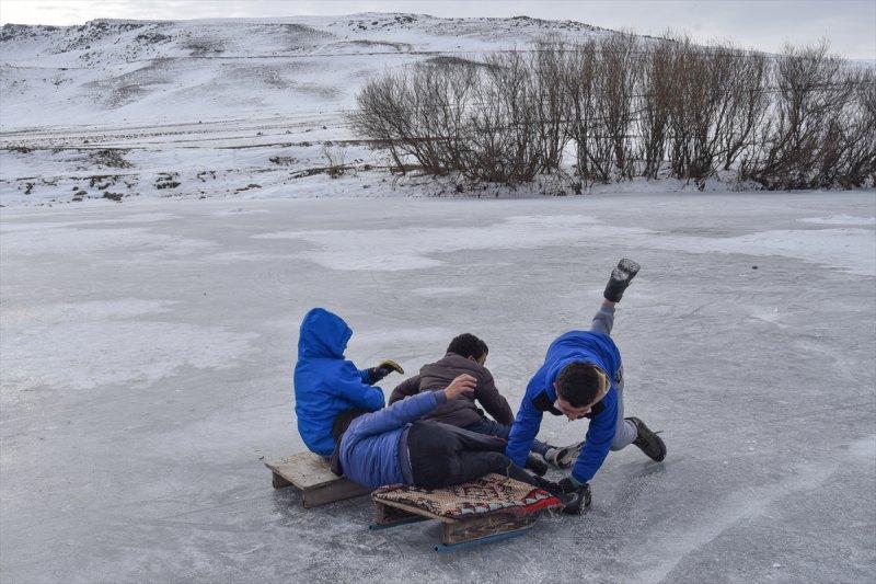Buz tutan Kars Çayı'nda köylüler curling oynadı
