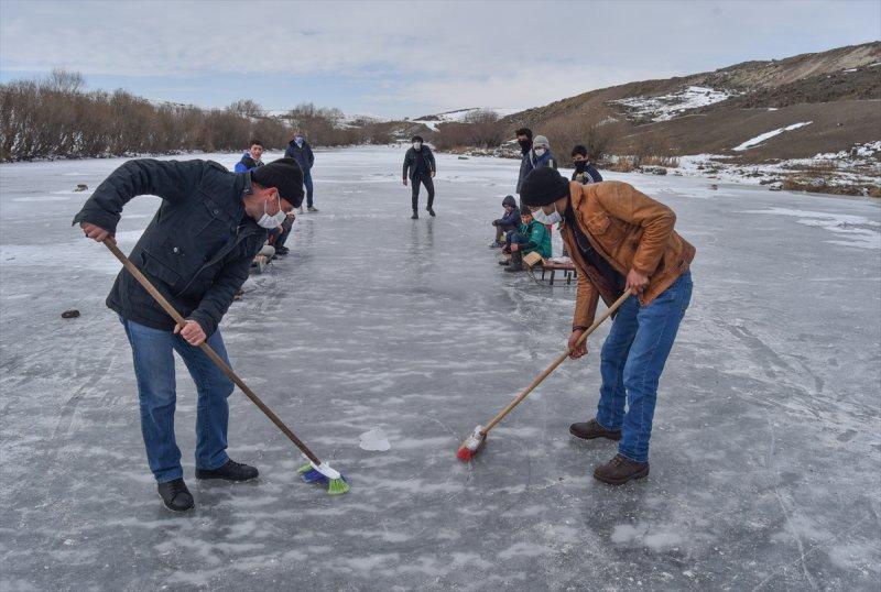 Buz tutan Kars Çayı'nda köylüler curling oynadı