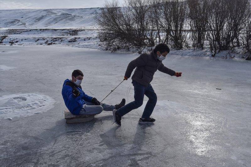 Buz tutan Kars Çayı'nda köylüler curling oynadı