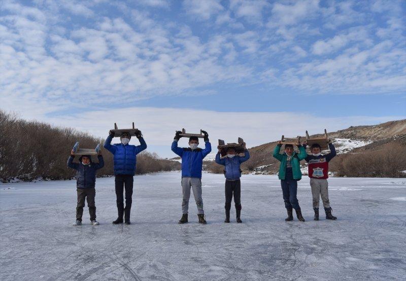 Buz tutan Kars Çayı'nda köylüler curling oynadı