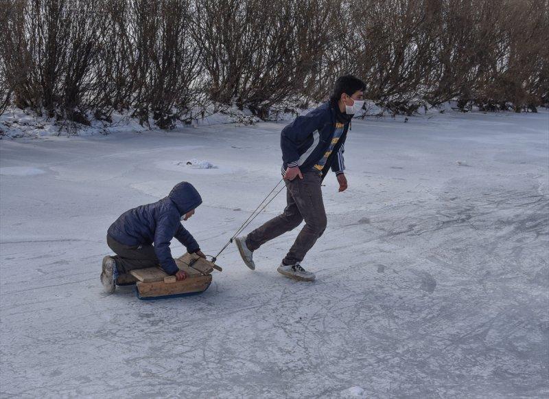 Buz tutan Kars Çayı'nda köylüler curling oynadı