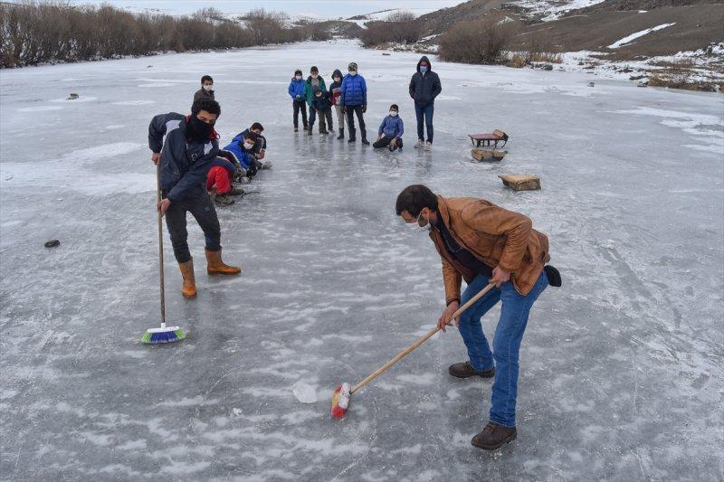 Buz tutan Kars Çayı'nda köylüler curling oynadı