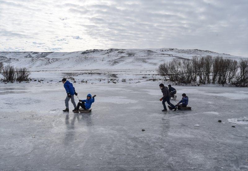 Buz tutan Kars Çayı'nda köylüler curling oynadı