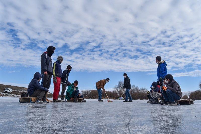 Buz tutan Kars Çayı'nda köylüler curling oynadı